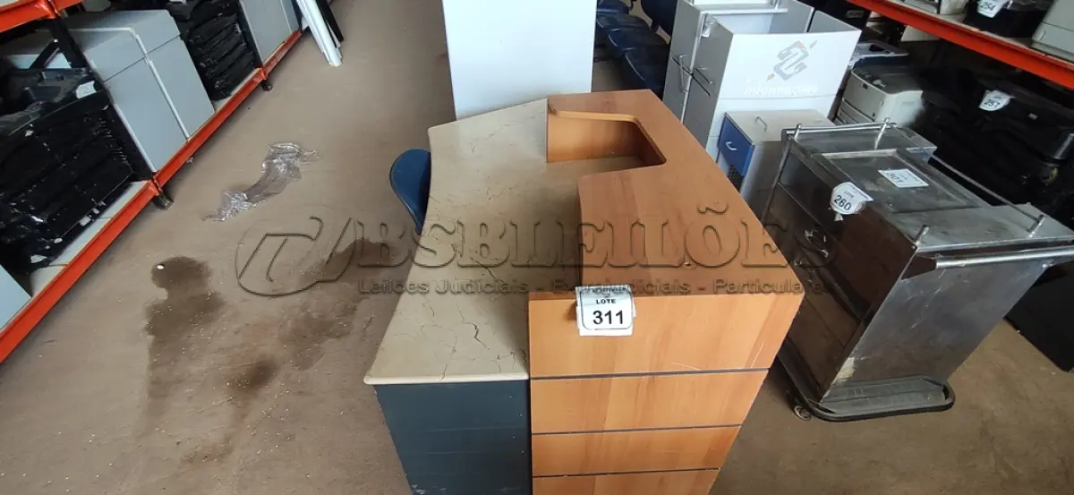 LOTE 311 - 01 BALCÃO DE RECEPÇÃO EM MADEIRA E PEDRA E 01 CADEIRA DE ESCRITÓRIO GIRATÓRIA. (NO ESTADO) ATENÇÃO! FAZER A VISITAÇÃO ANTES DE ARREMATAR, NÃO SABEMOS SE FUNCIONA, LEILÃO NÃO TEM GARANTIA E NEM DEVOLUÇÃO, SUJEITO A POSSÍVEIS AVARIAS VISÍVEIS/OCULTAS E/OU AUSÊNCIA DE COMPONENTES.