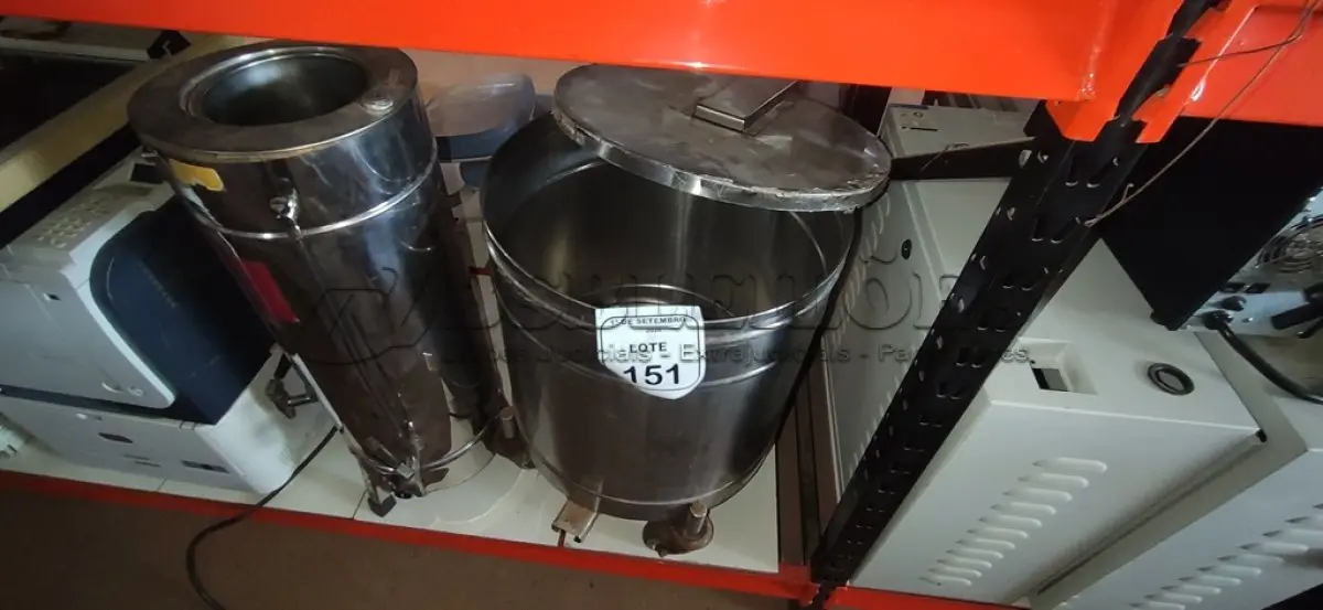 LOTE 151 - 01 LIXEIRA EM INOX COM RODINHAS E 01 CAFETEIRA INDUSTRIAL EM INOX. (NO ESTADO) ATENÇÃO! FAZER A VISITAÇÃO ANTES DE ARREMATAR, NÃO SABEMOS SE FUNCIONA, LEILÃO NÃO TEM GARANTIA E NEM DEVOLUÇÃO, SUJEITO A POSSÍVEIS AVARIAS VISÍVEIS/OCULTAS E/OU AUSÊNCIA DE COMPONENTES.