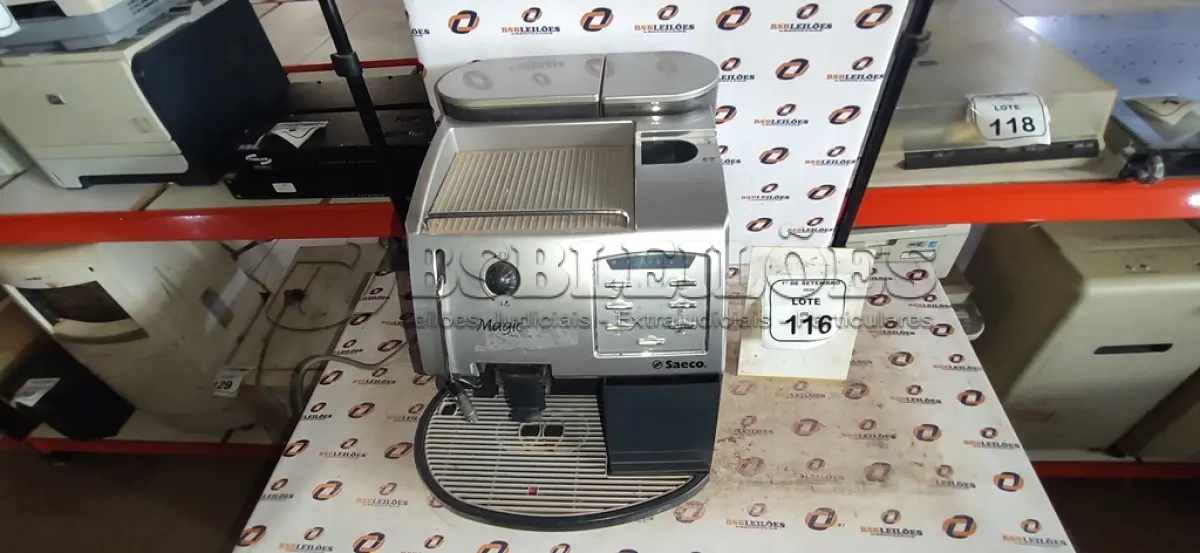 LOTE 116 - 01 MÁQUINA DE CAFÉ EXPRESSO MODELO MAGIC DE LUXE MARCA SAECO. (NO ESTADO) ATENÇÃO! FAZER A VISITAÇÃO ANTES DE ARREMATAR, NÃO SABEMOS SE FUNCIONA, LEILÃO NÃO TEM GARANTIA E NEM DEVOLUÇÃO, SUJEITO A POSSÍVEIS AVARIAS VISÍVEIS/OCULTAS E/OU AUSÊNCIA DE COMPONENTES.