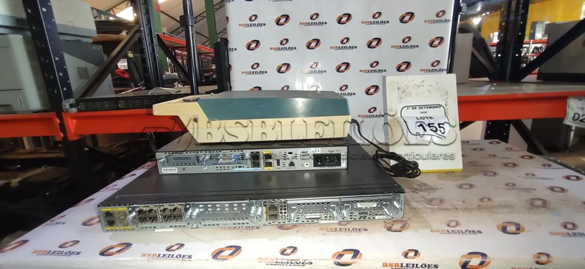 LOTE 155 - 01 VITROLA PORTÁTIL MARCA AIWA E 02 ROTEADORES EMPRESARIAIS MARCA CISCO. (NO ESTADO) ATENÇÃO! FAZER A VISITAÇÃO ANTES DE ARREMATAR, NÃO SABEMOS SE FUNCIONA, LEILÃO NÃO TEM GARANTIA E NEM DEVOLUÇÃO, SUJEITO A POSSÍVEIS AVARIAS VISÍVEIS/OCULTAS E/OU AUSÊNCIA DE COMPONENTES.