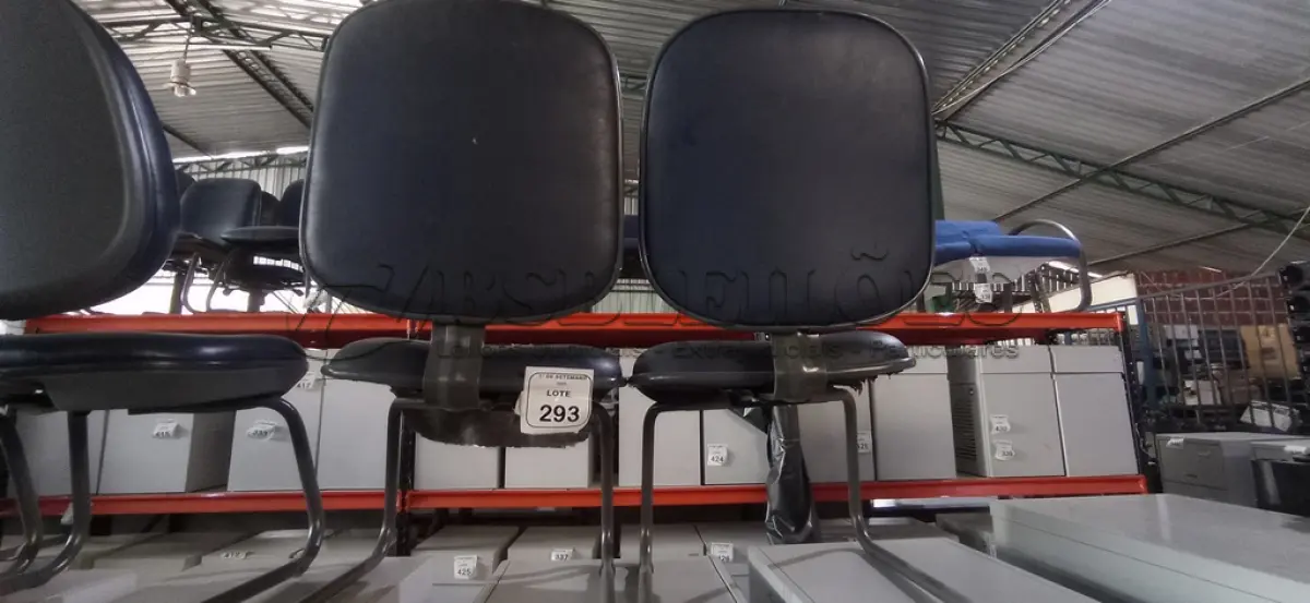 LOTE 293 - 02 CADEIRAS DE PÉS FIXOS. (NO ESTADO) ATENÇÃO! FAZER A VISITAÇÃO ANTES DE ARREMATAR, NÃO SABEMOS SE FUNCIONA, LEILÃO NÃO TEM GARANTIA E NEM DEVOLUÇÃO, SUJEITO A POSSÍVEIS AVARIAS VISÍVEIS/OCULTAS E/OU AUSÊNCIA DE COMPONENTES.