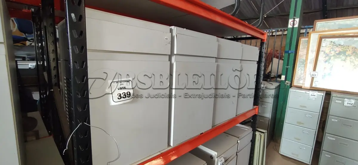 LOTE 339 - 04 ARMÁRIOS BAIXOS COM 01 GAVETA E 01 COMPARTIMENTO PARA CPU. (NO ESTADO) ATENÇÃO! FAZER A VISITAÇÃO ANTES DE ARREMATAR, NÃO SABEMOS SE FUNCIONA, LEILÃO NÃO TEM GARANTIA E NEM DEVOLUÇÃO, SUJEITO A POSSÍVEIS AVARIAS VISÍVEIS/OCULTAS E/OU AUSÊNCIA DE COMPONENTES.