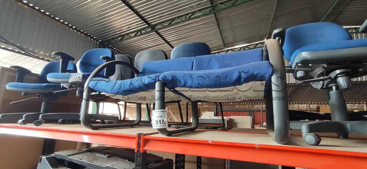 LOTE 315 - 01 POLTRONA DE 02 LUGARES. (NO ESTADO) ATENÇÃO! FAZER A VISITAÇÃO ANTES DE ARREMATAR, NÃO SABEMOS SE FUNCIONA, LEILÃO NÃO TEM GARANTIA E NEM DEVOLUÇÃO, SUJEITO A POSSÍVEIS AVARIAS VISÍVEIS/OCULTAS E/OU AUSÊNCIA DE COMPONENTES.