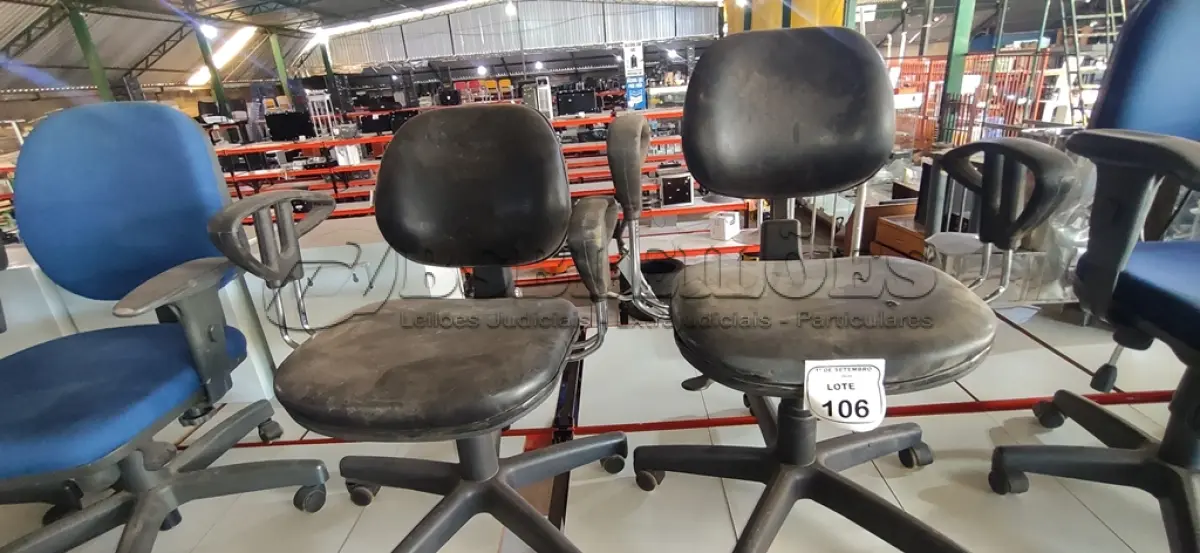 LOTE 106 - 02 CADEIRAS DE ESCRITÓRIO GIRATÓRIAS. (NO ESTADO) ATENÇÃO! FAZER A VISITAÇÃO ANTES DE ARREMATAR, NÃO SABEMOS SE FUNCIONA, LEILÃO NÃO TEM GARANTIA E NEM DEVOLUÇÃO, SUJEITO A POSSÍVEIS AVARIAS VISÍVEIS/OCULTAS E/OU AUSÊNCIA DE COMPONENTES.