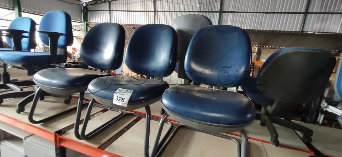 LOTE 326 - 03 CADEIRAS DE PÉS FIXOS. (NO ESTADO) ATENÇÃO! FAZER A VISITAÇÃO ANTES DE ARREMATAR, NÃO SABEMOS SE FUNCIONA, LEILÃO NÃO TEM GARANTIA E NEM DEVOLUÇÃO, SUJEITO A POSSÍVEIS AVARIAS VISÍVEIS/OCULTAS E/OU AUSÊNCIA DE COMPONENTES.