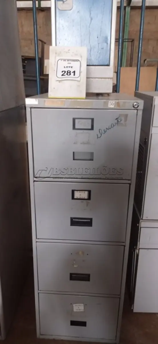 LOTE 281 - 01 ARQUIVO COM 04 GAVETAS EM AÇO E 01 ARMÁRIO ROUPEIRO DE 03 PORTAS EM AÇO. (NO ESTADO) ATENÇÃO! FAZER A VISITAÇÃO ANTES DE ARREMATAR, NÃO SABEMOS SE FUNCIONA, LEILÃO NÃO TEM GARANTIA E NEM DEVOLUÇÃO, SUJEITO A POSSÍVEIS AVARIAS VISÍVEIS/OCULTAS E/OU AUSÊNCIA DE COMPONENTES.