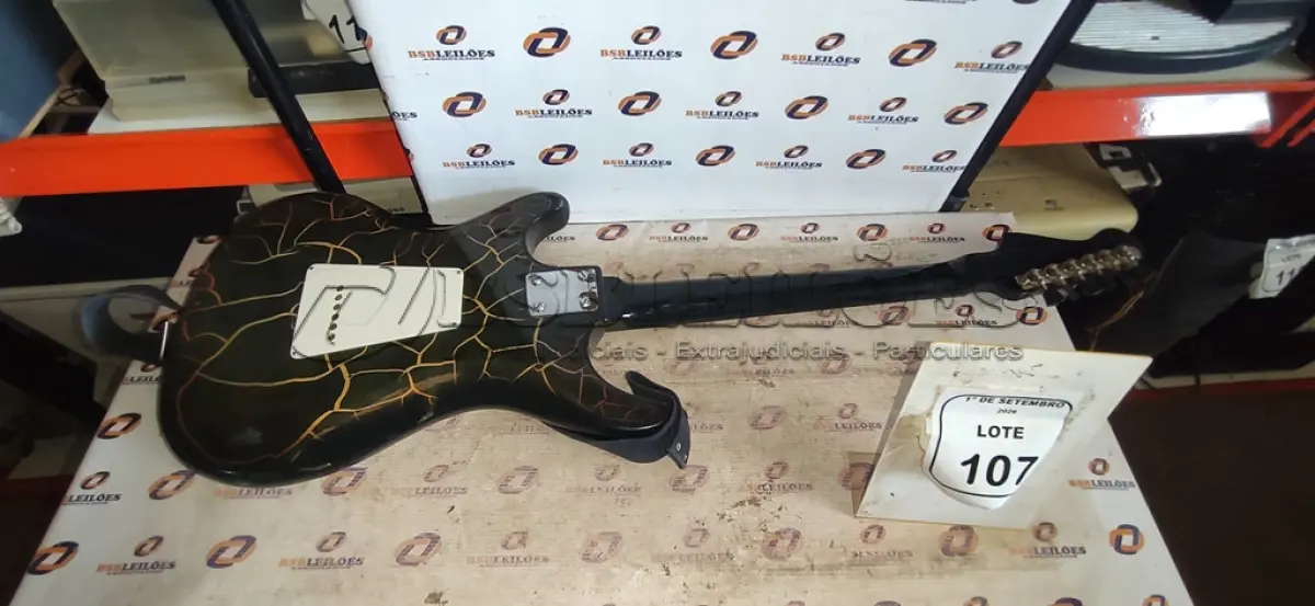 LOTE 107 - 01 GUITARRA MARCA GENNIFER. (NO ESTADO) ATENÇÃO! FAZER A VISITAÇÃO ANTES DE ARREMATAR, NÃO SABEMOS SE FUNCIONA, LEILÃO NÃO TEM GARANTIA E NEM DEVOLUÇÃO, SUJEITO A POSSÍVEIS AVARIAS VISÍVEIS/OCULTAS E/OU AUSÊNCIA DE COMPONENTES.