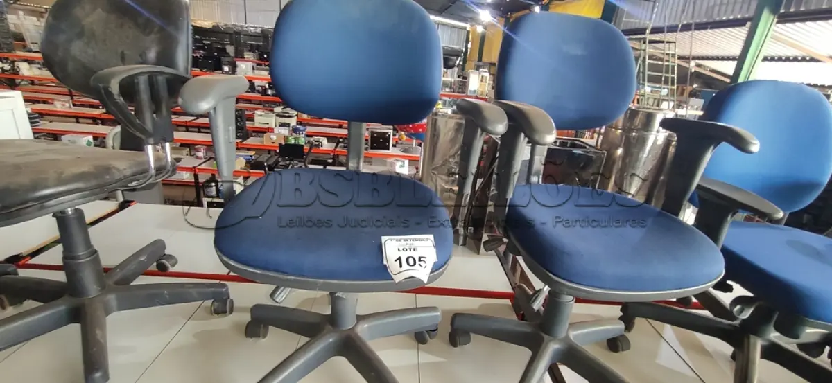 LOTE 105 - 02 CADEIRAS DE ESCRITÓRIO GIRATÓRIAS. (NO ESTADO) ATENÇÃO! FAZER A VISITAÇÃO ANTES DE ARREMATAR, NÃO SABEMOS SE FUNCIONA, LEILÃO NÃO TEM GARANTIA E NEM DEVOLUÇÃO, SUJEITO A POSSÍVEIS AVARIAS VISÍVEIS/OCULTAS E/OU AUSÊNCIA DE COMPONENTES.