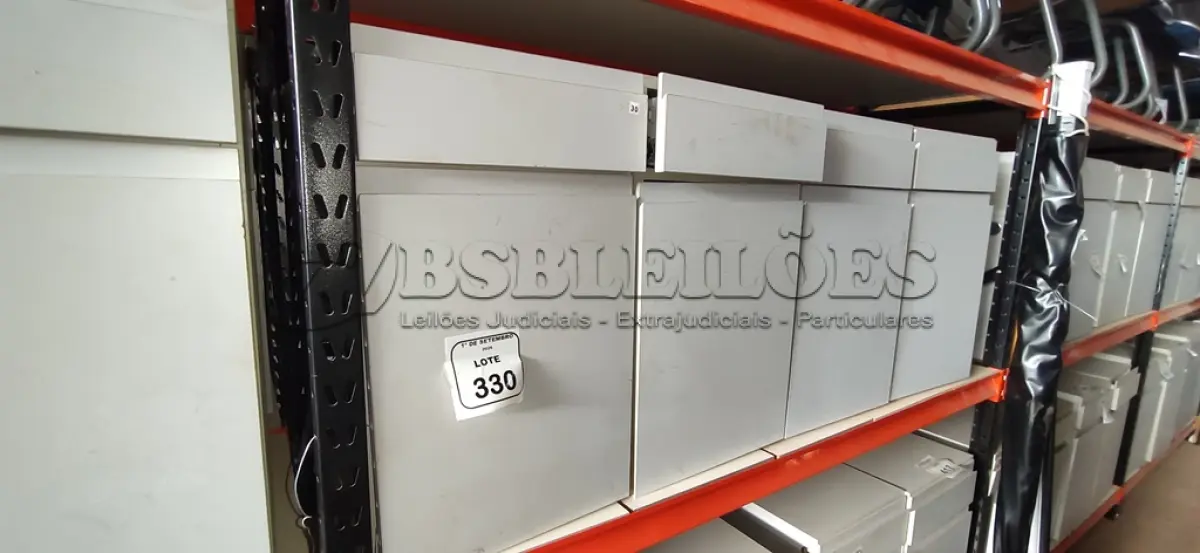 LOTE 330 - 04 ARMÁRIOS BAIXOS COM 01 GAVETA E 01 COMPARTIMENTO PARA CPU. (NO ESTADO) ATENÇÃO! FAZER A VISITAÇÃO ANTES DE ARREMATAR, NÃO SABEMOS SE FUNCIONA, LEILÃO NÃO TEM GARANTIA E NEM DEVOLUÇÃO, SUJEITO A POSSÍVEIS AVARIAS VISÍVEIS/OCULTAS E/OU AUSÊNCIA DE COMPONENTES.