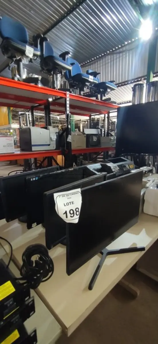LOTE 198 - 04 MONITORES DE MARCAS E MODELOS DIVERSOS. (NO ESTADO) ATENÇÃO! FAZER A VISITAÇÃO ANTES DE ARREMATAR, NÃO SABEMOS SE FUNCIONA, LEILÃO NÃO TEM GARANTIA E NEM DEVOLUÇÃO, SUJEITO A POSSÍVEIS AVARIAS VISÍVEIS/OCULTAS E/OU AUSÊNCIA DE COMPONENTES.