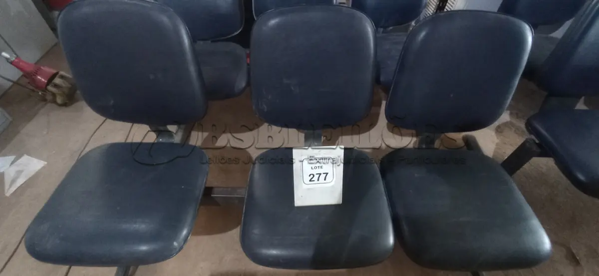 LOTE 277 - 01 CADEIRA TIPO LONGARINA DE 03 LUGARES. (NO ESTADO) ATENÇÃO! FAZER A VISITAÇÃO ANTES DE ARREMATAR, NÃO SABEMOS SE FUNCIONA, LEILÃO NÃO TEM GARANTIA E NEM DEVOLUÇÃO, SUJEITO A POSSÍVEIS AVARIAS VISÍVEIS/OCULTAS E/OU AUSÊNCIA DE COMPONENTES.