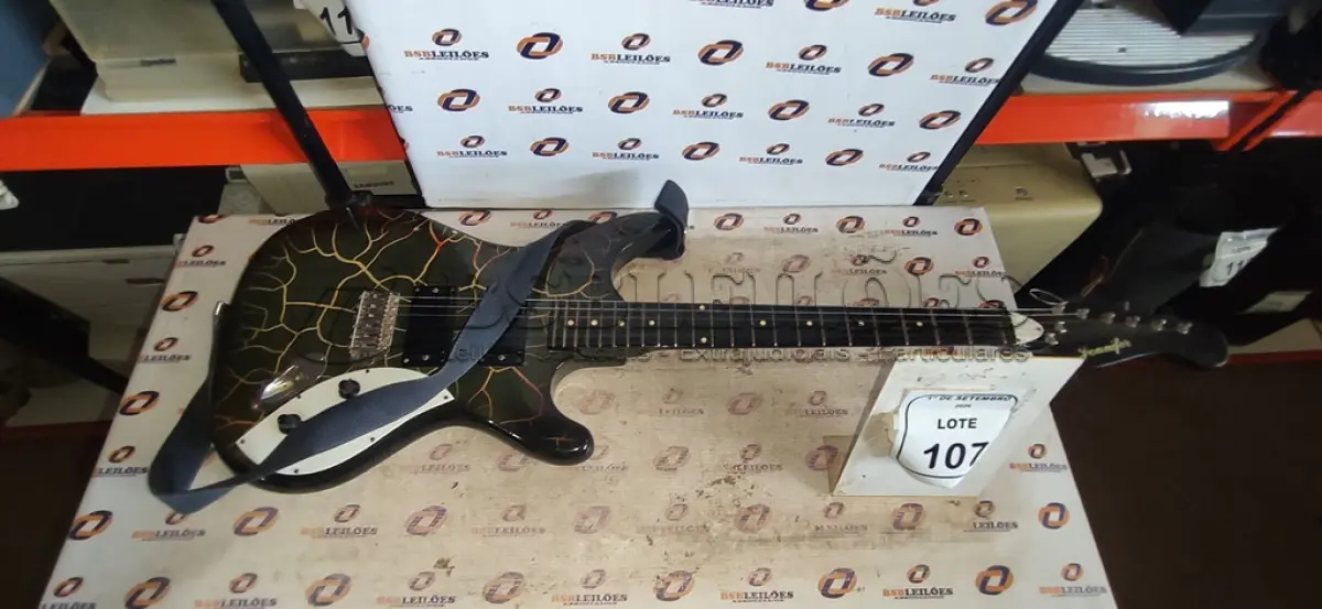 LOTE 107 - 01 GUITARRA MARCA GENNIFER. (NO ESTADO) ATENÇÃO! FAZER A VISITAÇÃO ANTES DE ARREMATAR, NÃO SABEMOS SE FUNCIONA, LEILÃO NÃO TEM GARANTIA E NEM DEVOLUÇÃO, SUJEITO A POSSÍVEIS AVARIAS VISÍVEIS/OCULTAS E/OU AUSÊNCIA DE COMPONENTES.