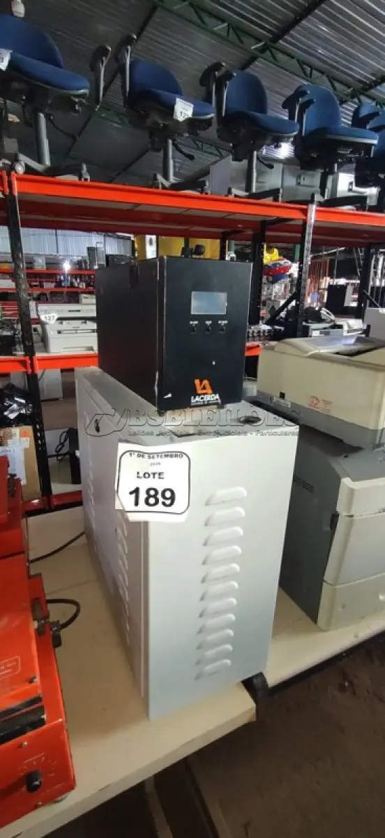LOTE 189 - 01 NOBREAK MARCA LACERDA E 01 BANCO DE BATERIAS. (NO ESTADO) ATENÇÃO! FAZER A VISITAÇÃO ANTES DE ARREMATAR, NÃO SABEMOS SE FUNCIONA, LEILÃO NÃO TEM GARANTIA E NEM DEVOLUÇÃO, SUJEITO A POSSÍVEIS AVARIAS VISÍVEIS/OCULTAS E/OU AUSÊNCIA DE COMPONENTES.