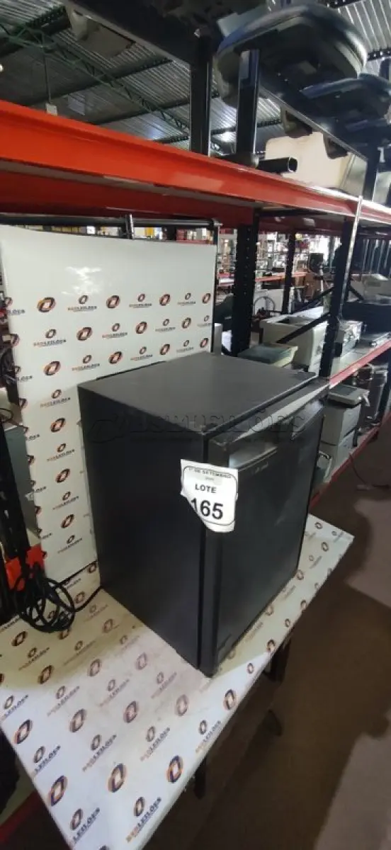 LOTE 165 - 01 FRIGOBAR 220V MARCA ELECTROLUX. (NO ESTADO) ATENÇÃO! FAZER A VISITAÇÃO ANTES DE ARREMATAR, NÃO SABEMOS SE FUNCIONA, LEILÃO NÃO TEM GARANTIA E NEM DEVOLUÇÃO, SUJEITO A POSSÍVEIS AVARIAS VISÍVEIS/OCULTAS E/OU AUSÊNCIA DE COMPONENTES.