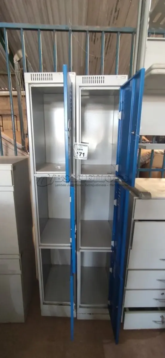 LOTE 171 - 02 ARMÁRIOS ROUPEIRO DE 03 PORTAS EM AÇO. (NO ESTADO) ATENÇÃO! FAZER A VISITAÇÃO ANTES DE ARREMATAR, NÃO SABEMOS SE FUNCIONA, LEILÃO NÃO TEM GARANTIA E NEM DEVOLUÇÃO, SUJEITO A POSSÍVEIS AVARIAS VISÍVEIS/OCULTAS E/OU AUSÊNCIA DE COMPONENTES.