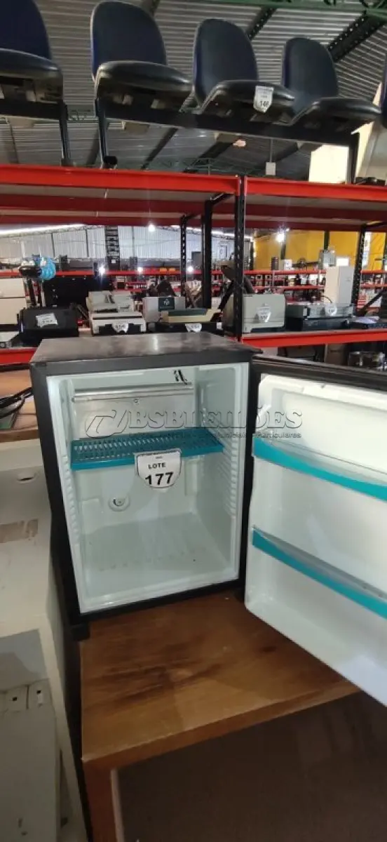 LOTE 177 - 01 FRIGOBAR 220V MARCA ELECTROLUX E 01 CAFETERIA MARCA MONDIAL. (NO ESTADO) ATENÇÃO! FAZER A VISITAÇÃO ANTES DE ARREMATAR, NÃO SABEMOS SE FUNCIONA, LEILÃO NÃO TEM GARANTIA E NEM DEVOLUÇÃO, SUJEITO A POSSÍVEIS AVARIAS VISÍVEIS/OCULTAS E/OU AUSÊNCIA DE COMPONENTES.