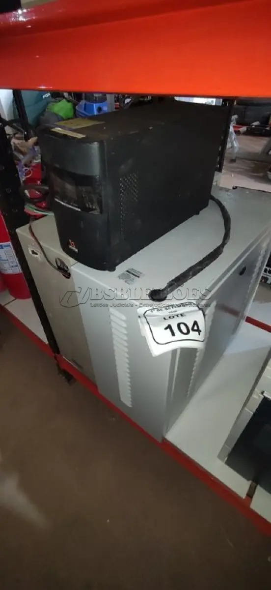 LOTE 104 - 01 NOBREAK DE 2000VA E 02 BANCOS DE BATERIAS VÁZIOS. (NO ESTADO) ATENÇÃO! FAZER A VISITAÇÃO ANTES DE ARREMATAR, NÃO SABEMOS SE FUNCIONA, LEILÃO NÃO TEM GARANTIA E NEM DEVOLUÇÃO, SUJEITO A POSSÍVEIS AVARIAS VISÍVEIS/OCULTAS E/OU AUSÊNCIA DE COMPONENTES.