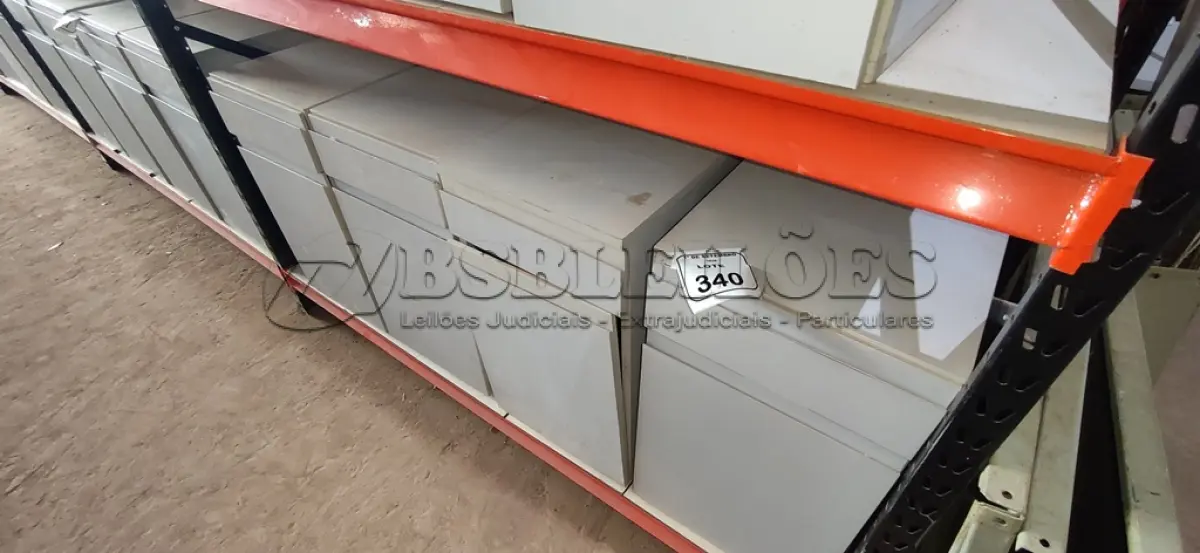 LOTE 340 - 04 ARMÁRIOS BAIXOS COM 01 GAVETA E 01 COMPARTIMENTO PARA CPU. (NO ESTADO) ATENÇÃO! FAZER A VISITAÇÃO ANTES DE ARREMATAR, NÃO SABEMOS SE FUNCIONA, LEILÃO NÃO TEM GARANTIA E NEM DEVOLUÇÃO, SUJEITO A POSSÍVEIS AVARIAS VISÍVEIS/OCULTAS E/OU AUSÊNCIA DE COMPONENTES.