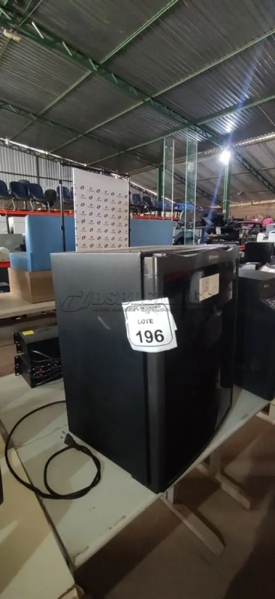 LOTE 196 - 01 FRIGOBAR 220V MARCA DOMETIC. (NO ESTADO) ATENÇÃO! FAZER A VISITAÇÃO ANTES DE ARREMATAR, NÃO SABEMOS SE FUNCIONA, LEILÃO NÃO TEM GARANTIA E NEM DEVOLUÇÃO, SUJEITO A POSSÍVEIS AVARIAS VISÍVEIS/OCULTAS E/OU AUSÊNCIA DE COMPONENTES.