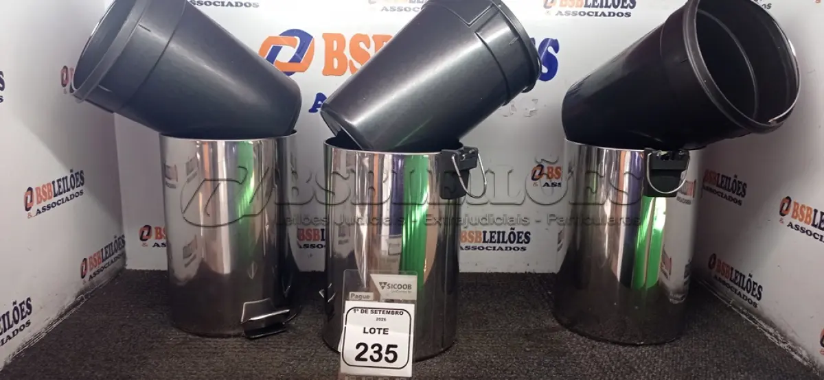 LOTE 235 - 03 LIXEIRAS EM INOX SEM TAMPA. (NO ESTADO) ATENÇÃO! FAZER A VISITAÇÃO ANTES DE ARREMATAR, NÃO SABEMOS SE FUNCIONA, LEILÃO NÃO TEM GARANTIA E NEM DEVOLUÇÃO, SUJEITO A POSSÍVEIS AVARIAS VISÍVEIS/OCULTAS E/OU AUSÊNCIA DE COMPONENTES.