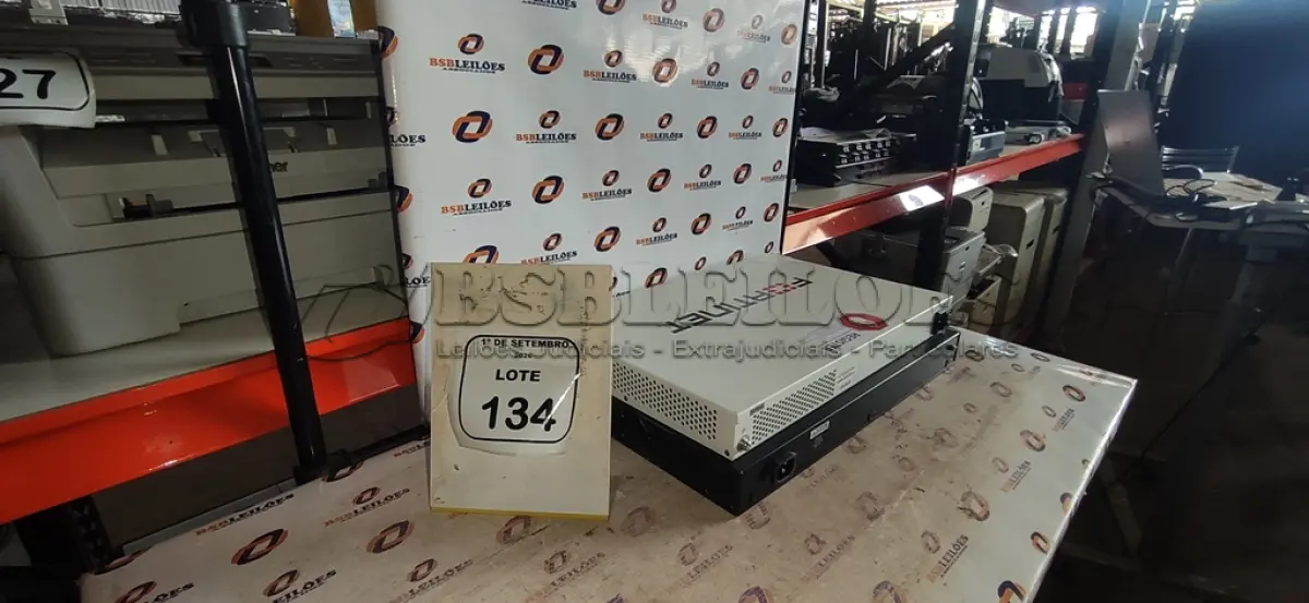 LOTE 134 - 02 SWITCHES. (NO ESTADO) ATENÇÃO! FAZER A VISITAÇÃO ANTES DE ARREMATAR, NÃO SABEMOS SE FUNCIONA, LEILÃO NÃO TEM GARANTIA E NEM DEVOLUÇÃO, SUJEITO A POSSÍVEIS AVARIAS VISÍVEIS/OCULTAS E/OU AUSÊNCIA DE COMPONENTES.