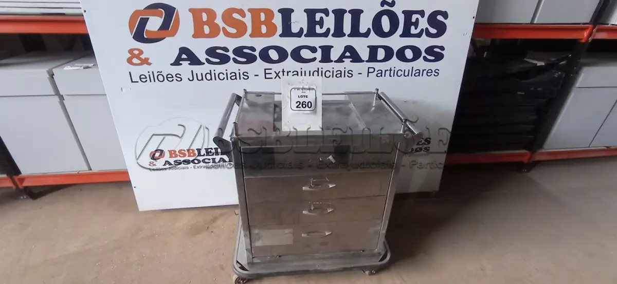 LOTE 260 - 01 CARINHO DE CURATIVO COM 03 PORTAS E 01 COMPARTIMENTO EM INOX. (NO ESTADO) ATENÇÃO! FAZER A VISITAÇÃO ANTES DE ARREMATAR, NÃO SABEMOS SE FUNCIONA, LEILÃO NÃO TEM GARANTIA E NEM DEVOLUÇÃO, SUJEITO A POSSÍVEIS AVARIAS VISÍVEIS/OCULTAS E/OU AUSÊNCIA DE COMPONENTES.