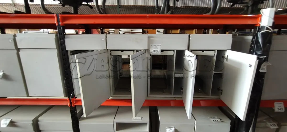 LOTE 330 - 04 ARMÁRIOS BAIXOS COM 01 GAVETA E 01 COMPARTIMENTO PARA CPU. (NO ESTADO) ATENÇÃO! FAZER A VISITAÇÃO ANTES DE ARREMATAR, NÃO SABEMOS SE FUNCIONA, LEILÃO NÃO TEM GARANTIA E NEM DEVOLUÇÃO, SUJEITO A POSSÍVEIS AVARIAS VISÍVEIS/OCULTAS E/OU AUSÊNCIA DE COMPONENTES.