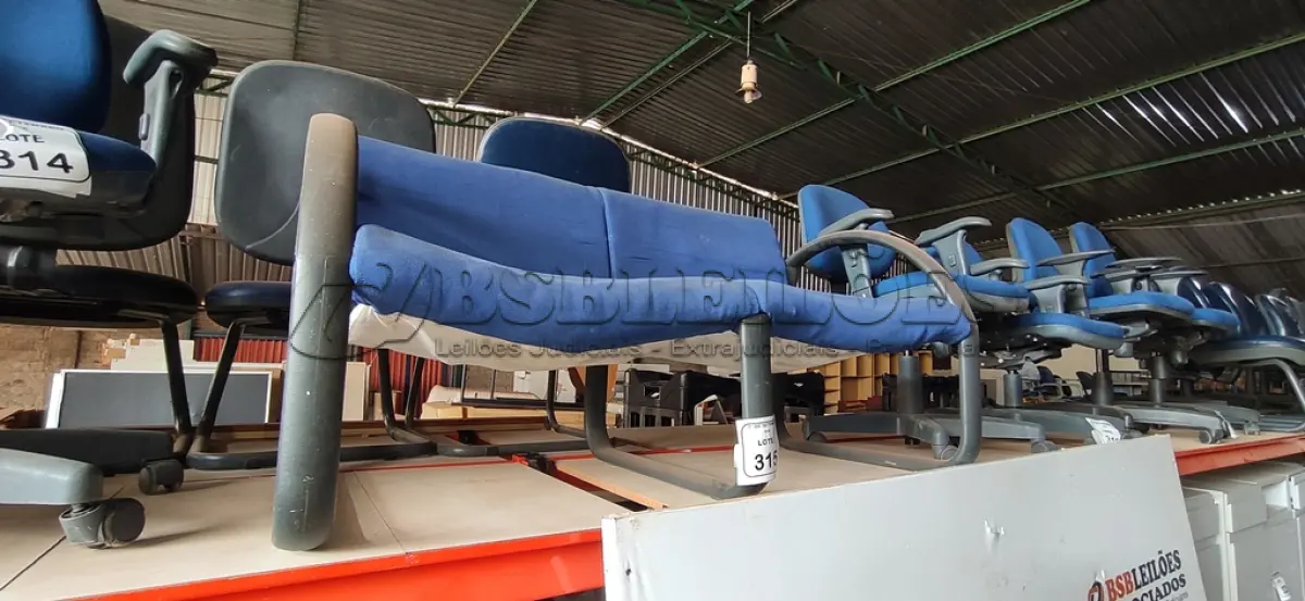 LOTE 315 - 01 POLTRONA DE 02 LUGARES. (NO ESTADO) ATENÇÃO! FAZER A VISITAÇÃO ANTES DE ARREMATAR, NÃO SABEMOS SE FUNCIONA, LEILÃO NÃO TEM GARANTIA E NEM DEVOLUÇÃO, SUJEITO A POSSÍVEIS AVARIAS VISÍVEIS/OCULTAS E/OU AUSÊNCIA DE COMPONENTES.
