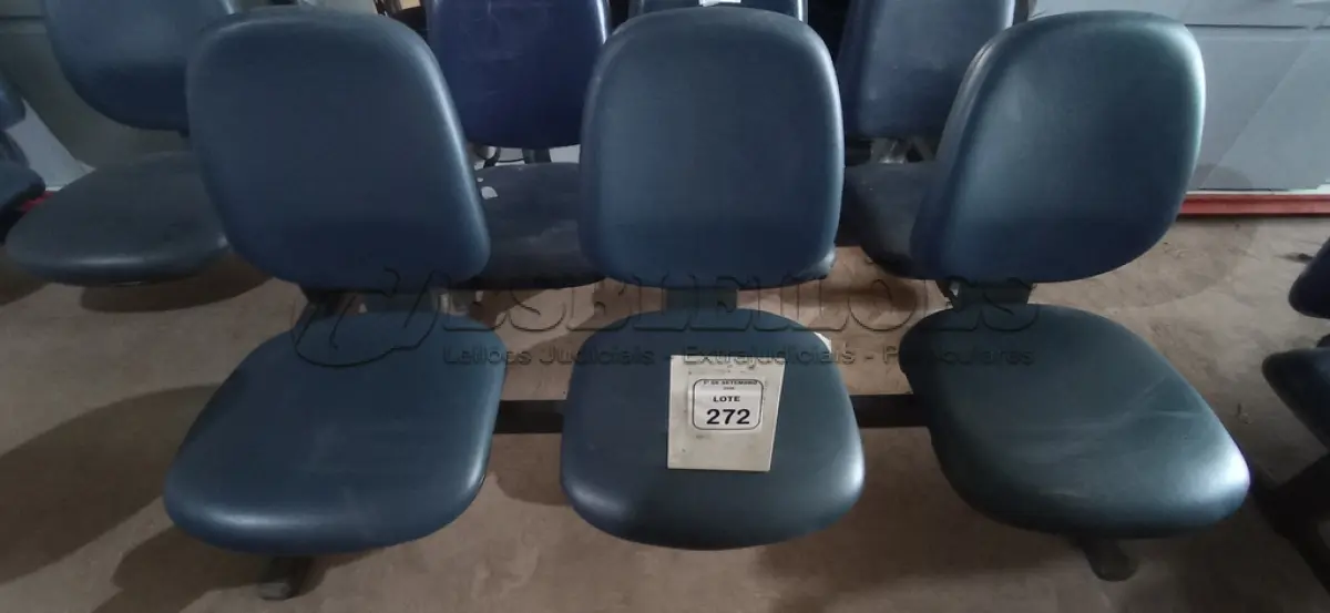 LOTE 272 - 01 CADEIRA TIPO LONGARINA DE 03 LUGARES. (NO ESTADO) ATENÇÃO! FAZER A VISITAÇÃO ANTES DE ARREMATAR, NÃO SABEMOS SE FUNCIONA, LEILÃO NÃO TEM GARANTIA E NEM DEVOLUÇÃO, SUJEITO A POSSÍVEIS AVARIAS VISÍVEIS/OCULTAS E/OU AUSÊNCIA DE COMPONENTES.