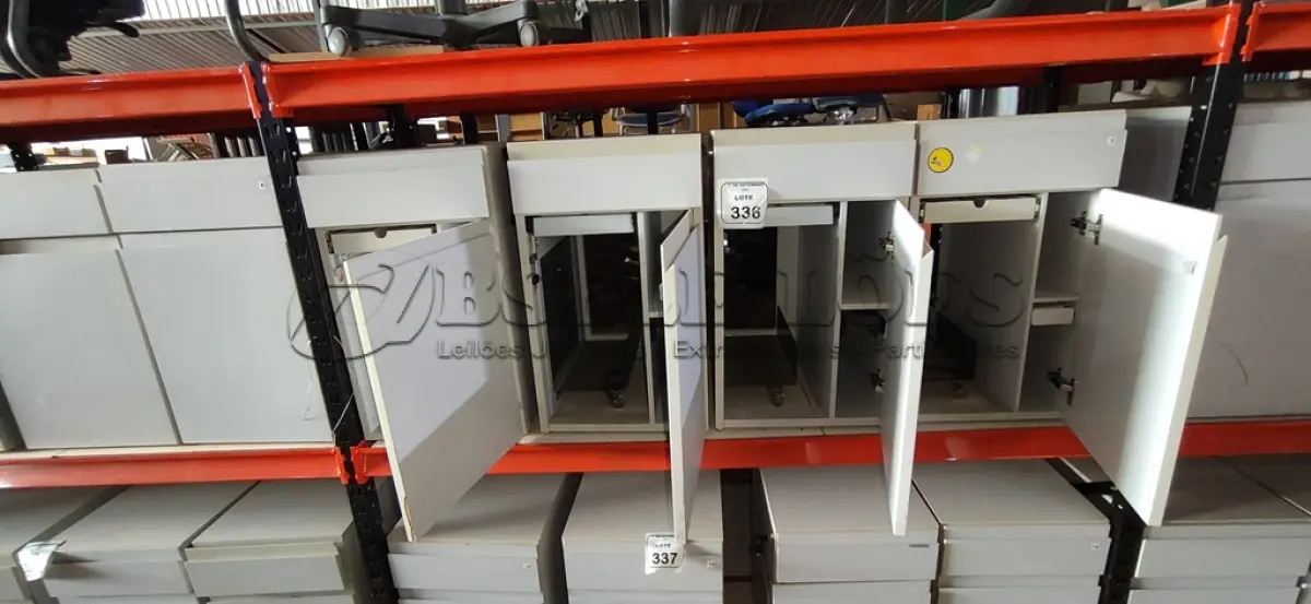 LOTE 336 - 04 ARMÁRIOS BAIXOS COM 01 GAVETA E 01 COMPARTIMENTO PARA CPU. (NO ESTADO) ATENÇÃO! FAZER A VISITAÇÃO ANTES DE ARREMATAR, NÃO SABEMOS SE FUNCIONA, LEILÃO NÃO TEM GARANTIA E NEM DEVOLUÇÃO, SUJEITO A POSSÍVEIS AVARIAS VISÍVEIS/OCULTAS E/OU AUSÊNCIA DE COMPONENTES.