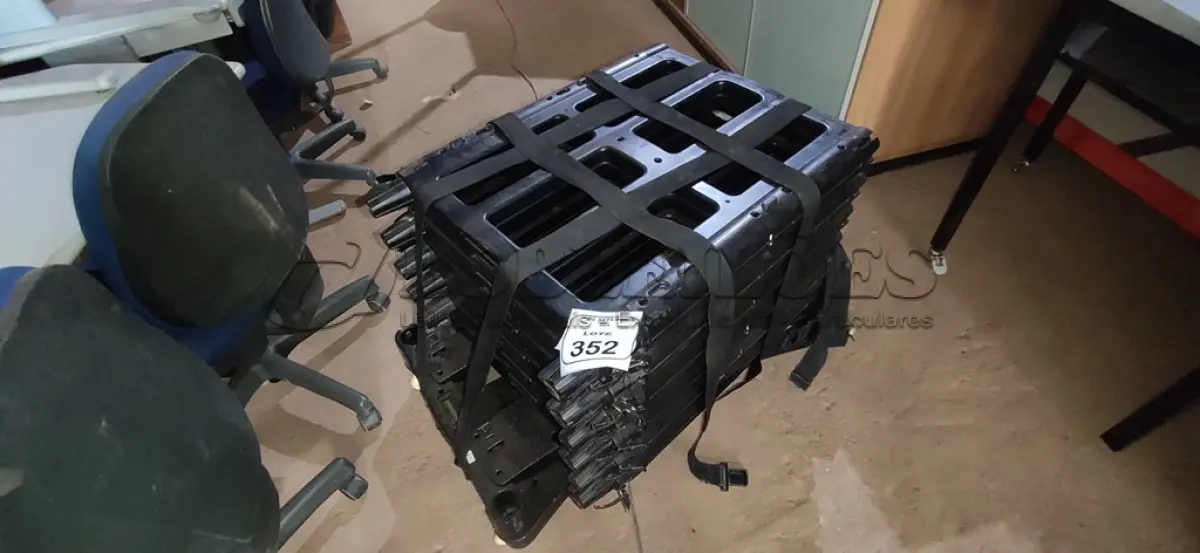 LOTE 352 - 01 PORTAL DETECTOR DE METAL PORTÁTIL. (NO ESTADO) ATENÇÃO! FAZER A VISITAÇÃO ANTES DE ARREMATAR, NÃO SABEMOS SE FUNCIONA, LEILÃO NÃO TEM GARANTIA E NEM DEVOLUÇÃO, SUJEITO A POSSÍVEIS AVARIAS VISÍVEIS/OCULTAS E/OU AUSÊNCIA DE COMPONENTES.