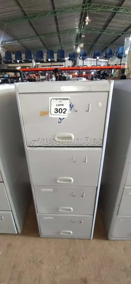 LOTE 302 - 01 ARQUIVO COM 04 GAVETAS EM AÇO. (NO ESTADO) ATENÇÃO! FAZER A VISITAÇÃO ANTES DE ARREMATAR, NÃO SABEMOS SE FUNCIONA, LEILÃO NÃO TEM GARANTIA E NEM DEVOLUÇÃO, SUJEITO A POSSÍVEIS AVARIAS VISÍVEIS/OCULTAS E/OU AUSÊNCIA DE COMPONENTES.