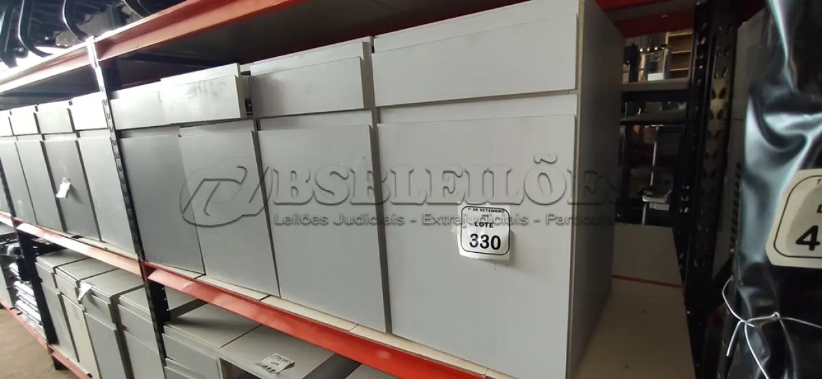 LOTE 330 - 04 ARMÁRIOS BAIXOS COM 01 GAVETA E 01 COMPARTIMENTO PARA CPU. (NO ESTADO) ATENÇÃO! FAZER A VISITAÇÃO ANTES DE ARREMATAR, NÃO SABEMOS SE FUNCIONA, LEILÃO NÃO TEM GARANTIA E NEM DEVOLUÇÃO, SUJEITO A POSSÍVEIS AVARIAS VISÍVEIS/OCULTAS E/OU AUSÊNCIA DE COMPONENTES.