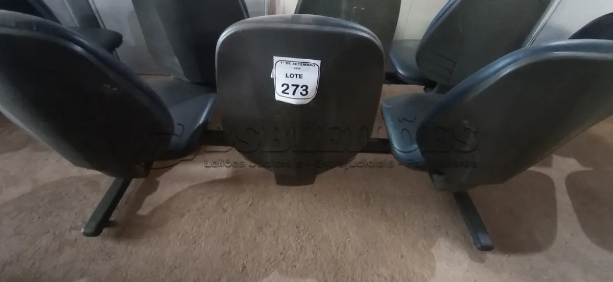 LOTE 273 - 01 CADEIRA TIPO LONGARINA DE 03 LUGARES. (NO ESTADO) ATENÇÃO! FAZER A VISITAÇÃO ANTES DE ARREMATAR, NÃO SABEMOS SE FUNCIONA, LEILÃO NÃO TEM GARANTIA E NEM DEVOLUÇÃO, SUJEITO A POSSÍVEIS AVARIAS VISÍVEIS/OCULTAS E/OU AUSÊNCIA DE COMPONENTES.