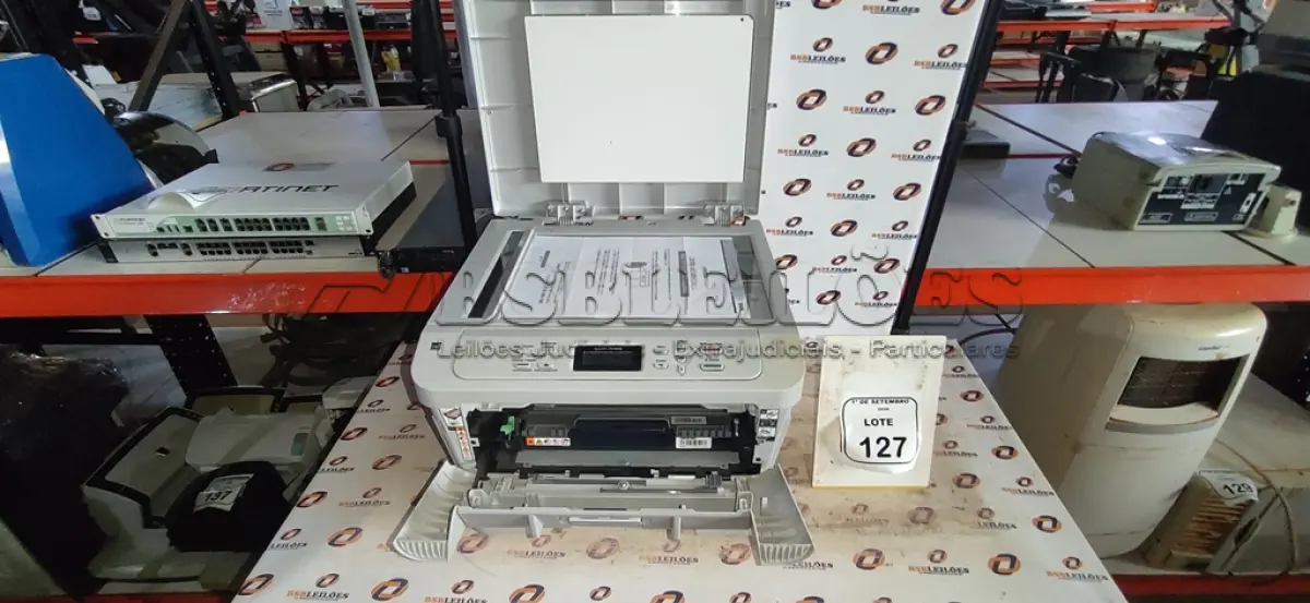 LOTE 127 - 01 IMPRESSORA MULTIFUNCIONAL MODELO DCP MARCA BROTHER. (NO ESTADO) ATENÇÃO! FAZER A VISITAÇÃO ANTES DE ARREMATAR, NÃO SABEMOS SE FUNCIONA, LEILÃO NÃO TEM GARANTIA E NEM DEVOLUÇÃO, SUJEITO A POSSÍVEIS AVARIAS VISÍVEIS/OCULTAS E/OU AUSÊNCIA DE COMPONENTES.