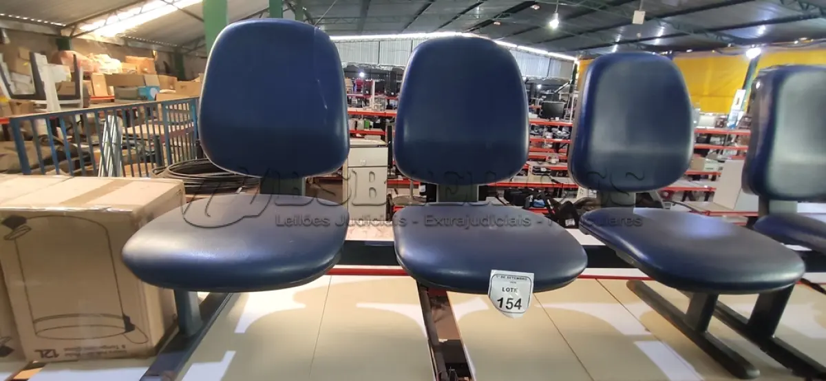 LOTE 154 - 01 CADEIRA TIPO LONGARINA DE 03 LUGARES. (NO ESTADO) ATENÇÃO! FAZER A VISITAÇÃO ANTES DE ARREMATAR, NÃO SABEMOS SE FUNCIONA, LEILÃO NÃO TEM GARANTIA E NEM DEVOLUÇÃO, SUJEITO A POSSÍVEIS AVARIAS VISÍVEIS/OCULTAS E/OU AUSÊNCIA DE COMPONENTES.