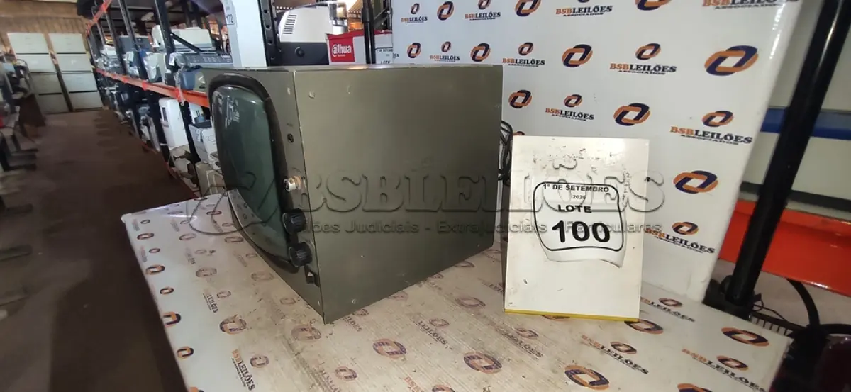 LOTE 100 - 01 TV DE TUBO MARCA KENTEC. (NO ESTADO) ATENÇÃO! FAZER A VISITAÇÃO ANTES DE ARREMATAR, NÃO SABEMOS SE FUNCIONA, LEILÃO NÃO TEM GARANTIA E NEM DEVOLUÇÃO, SUJEITO A POSSÍVEIS AVARIAS VISÍVEIS/OCULTAS E/OU AUSÊNCIA DE COMPONENTES.