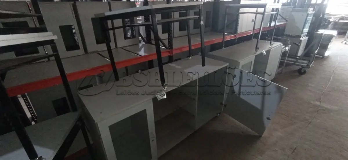 LOTE 354 - 01 ARMÁRIO EM MADEIRA 02 PORTAS E 01 COMPARTIMENTO COM 02 PRATELEIRAS DE 0,95X1,87X0,62CM E 01 MESA TRAPEZOIDAL. (NO ESTADO) ATENÇÃO! FAZER A VISITAÇÃO ANTES DE ARREMATAR, NÃO SABEMOS SE FUNCIONA, LEILÃO NÃO TEM GARANTIA E NEM DEVOLUÇÃO, SUJEITO A POSSÍVEIS AVARIAS VISÍVEIS/OCULTAS E/OU AUSÊNCIA DE COMPONENTES.