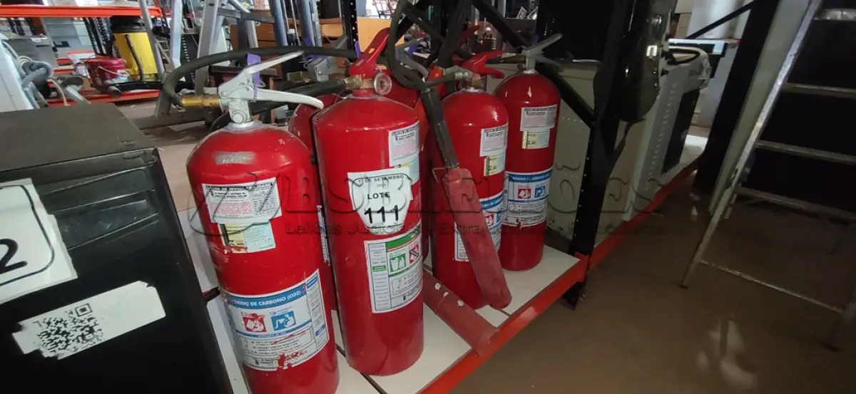 LOTE 111 - 07 EXTINTORES DE INCÊNDIO. (NO ESTADO) ATENÇÃO! FAZER A VISITAÇÃO ANTES DE ARREMATAR, NÃO SABEMOS SE FUNCIONA, LEILÃO NÃO TEM GARANTIA E NEM DEVOLUÇÃO, SUJEITO A POSSÍVEIS AVARIAS VISÍVEIS/OCULTAS E/OU AUSÊNCIA DE COMPONENTES.