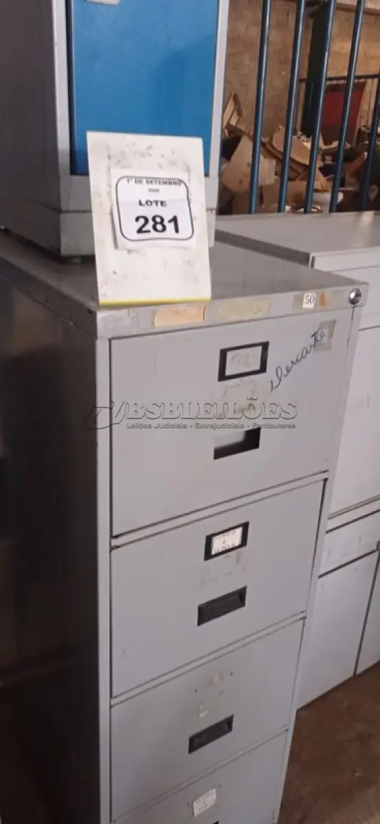 LOTE 281 - 01 ARQUIVO COM 04 GAVETAS EM AÇO E 01 ARMÁRIO ROUPEIRO DE 03 PORTAS EM AÇO. (NO ESTADO) ATENÇÃO! FAZER A VISITAÇÃO ANTES DE ARREMATAR, NÃO SABEMOS SE FUNCIONA, LEILÃO NÃO TEM GARANTIA E NEM DEVOLUÇÃO, SUJEITO A POSSÍVEIS AVARIAS VISÍVEIS/OCULTAS E/OU AUSÊNCIA DE COMPONENTES.