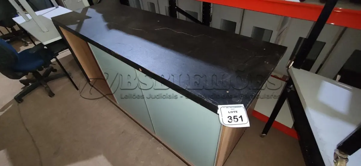 LOTE 351 - 01 ARMÁRIO EM MADEIRA COM 02 PORTAS EM VIDRO E 01 COMPARTIMENTO DE 0,95X2,00X0,65CM. (NO ESTADO) ATENÇÃO! FAZER A VISITAÇÃO ANTES DE ARREMATAR, NÃO SABEMOS SE FUNCIONA, LEILÃO NÃO TEM GARANTIA E NEM DEVOLUÇÃO, SUJEITO A POSSÍVEIS AVARIAS VISÍVEIS/OCULTAS E/OU AUSÊNCIA DE COMPONENTES.