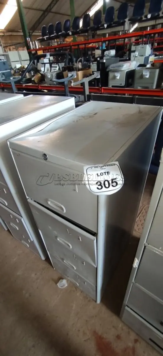 LOTE 305 - 01 ARQUIVO COM 04 GAVETAS EM AÇO. (NO ESTADO) ATENÇÃO! FAZER A VISITAÇÃO ANTES DE ARREMATAR, NÃO SABEMOS SE FUNCIONA, LEILÃO NÃO TEM GARANTIA E NEM DEVOLUÇÃO, SUJEITO A POSSÍVEIS AVARIAS VISÍVEIS/OCULTAS E/OU AUSÊNCIA DE COMPONENTES.