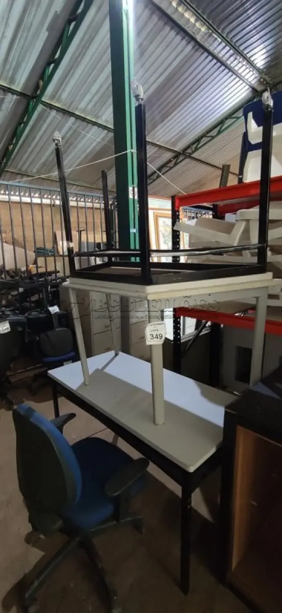 LOTE 349 - 01 CADEIRA DE ESCRITÓRIO GIRATÓRIA E 03 MESAS DE TAMANHOS DIVERSOS. (NO ESTADO) ATENÇÃO! FAZER A VISITAÇÃO ANTES DE ARREMATAR, NÃO SABEMOS SE FUNCIONA, LEILÃO NÃO TEM GARANTIA E NEM DEVOLUÇÃO, SUJEITO A POSSÍVEIS AVARIAS VISÍVEIS/OCULTAS E/OU AUSÊNCIA DE COMPONENTES.