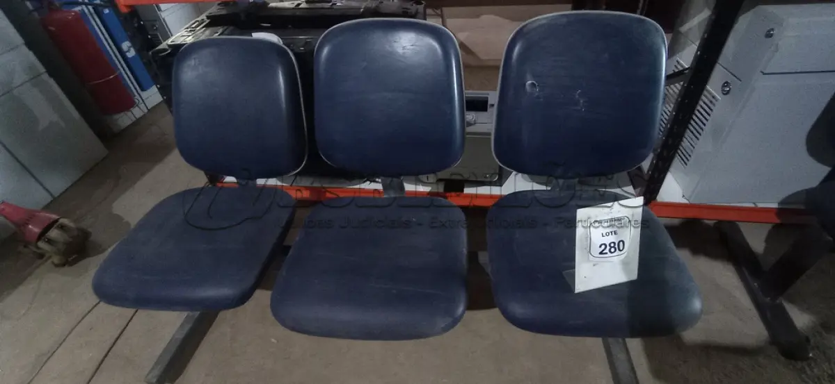 LOTE 280 - 01 CADEIRA TIPO LONGARINA DE 03 LUGARES. (NO ESTADO) ATENÇÃO! FAZER A VISITAÇÃO ANTES DE ARREMATAR, NÃO SABEMOS SE FUNCIONA, LEILÃO NÃO TEM GARANTIA E NEM DEVOLUÇÃO, SUJEITO A POSSÍVEIS AVARIAS VISÍVEIS/OCULTAS E/OU AUSÊNCIA DE COMPONENTES.