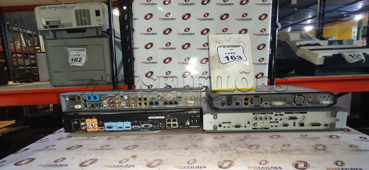 LOTE 163 - 02 APARELHOS DE VIDEOCONFERÊNCIA. (NO ESTADO) ATENÇÃO! FAZER A VISITAÇÃO ANTES DE ARREMATAR, NÃO SABEMOS SE FUNCIONA, LEILÃO NÃO TEM GARANTIA E NEM DEVOLUÇÃO, SUJEITO A POSSÍVEIS AVARIAS VISÍVEIS/OCULTAS E/OU AUSÊNCIA DE COMPONENTES.