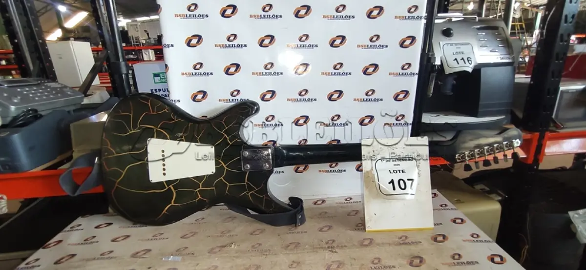 LOTE 107 - 01 GUITARRA MARCA GENNIFER. (NO ESTADO) ATENÇÃO! FAZER A VISITAÇÃO ANTES DE ARREMATAR, NÃO SABEMOS SE FUNCIONA, LEILÃO NÃO TEM GARANTIA E NEM DEVOLUÇÃO, SUJEITO A POSSÍVEIS AVARIAS VISÍVEIS/OCULTAS E/OU AUSÊNCIA DE COMPONENTES.