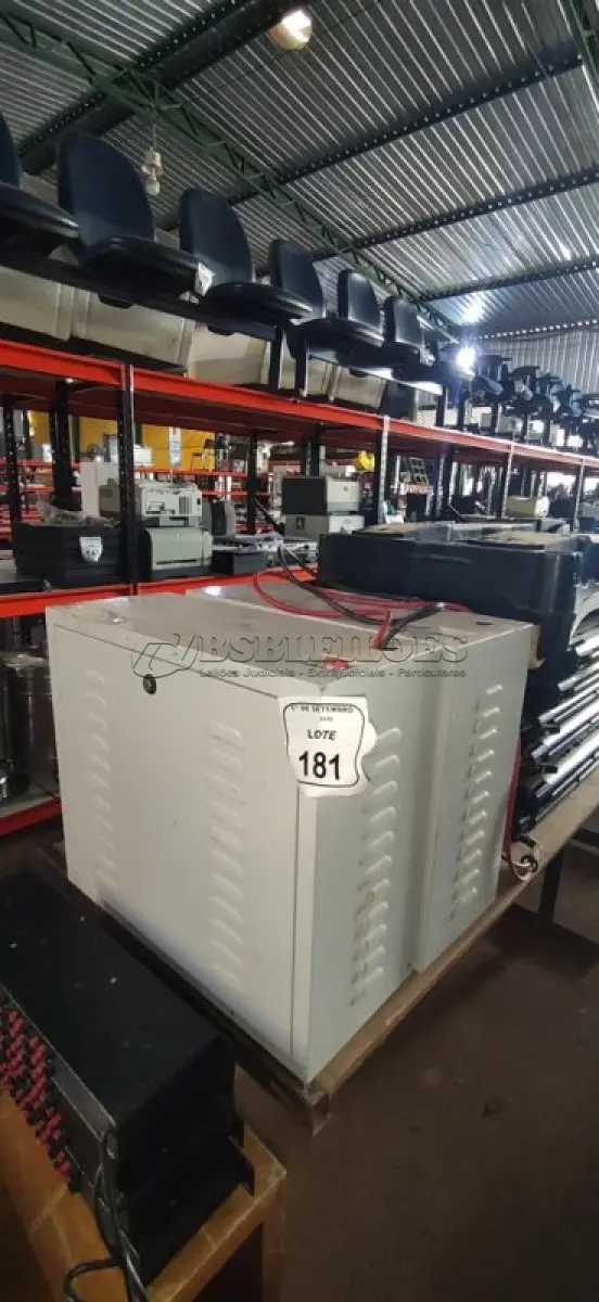 LOTE 181 - 02 BANCOS DE BATERIAS VAZIOS. (NO ESTADO) ATENÇÃO! FAZER A VISITAÇÃO ANTES DE ARREMATAR, NÃO SABEMOS SE FUNCIONA, LEILÃO NÃO TEM GARANTIA E NEM DEVOLUÇÃO, SUJEITO A POSSÍVEIS AVARIAS VISÍVEIS/OCULTAS E/OU AUSÊNCIA DE COMPONENTES.