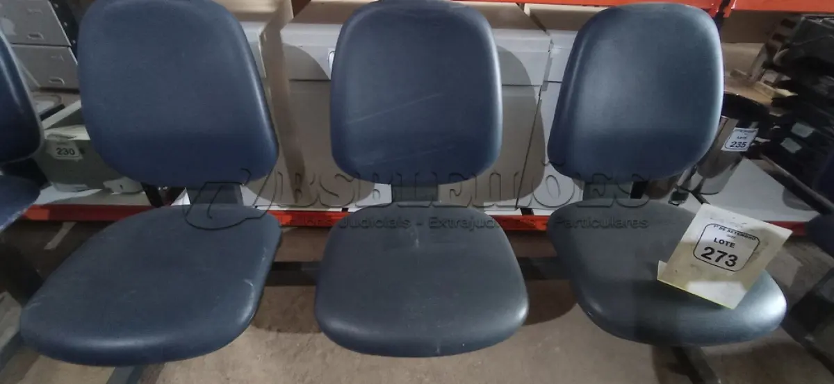 LOTE 273 - 01 CADEIRA TIPO LONGARINA DE 03 LUGARES. (NO ESTADO) ATENÇÃO! FAZER A VISITAÇÃO ANTES DE ARREMATAR, NÃO SABEMOS SE FUNCIONA, LEILÃO NÃO TEM GARANTIA E NEM DEVOLUÇÃO, SUJEITO A POSSÍVEIS AVARIAS VISÍVEIS/OCULTAS E/OU AUSÊNCIA DE COMPONENTES.