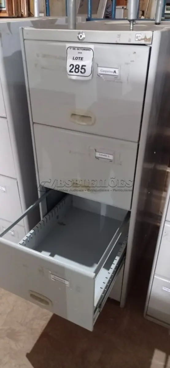 LOTE 285 - 01 ARQUIVO COM 04 GAVETAS EM AÇO. (NO ESTADO) ATENÇÃO! FAZER A VISITAÇÃO ANTES DE ARREMATAR, NÃO SABEMOS SE FUNCIONA, LEILÃO NÃO TEM GARANTIA E NEM DEVOLUÇÃO, SUJEITO A POSSÍVEIS AVARIAS VISÍVEIS/OCULTAS E/OU AUSÊNCIA DE COMPONENTES.