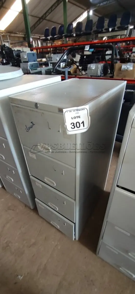 LOTE 301 - 01 ARQUIVO COM 04 GAVETAS EM AÇO. (NO ESTADO) ATENÇÃO! FAZER A VISITAÇÃO ANTES DE ARREMATAR, NÃO SABEMOS SE FUNCIONA, LEILÃO NÃO TEM GARANTIA E NEM DEVOLUÇÃO, SUJEITO A POSSÍVEIS AVARIAS VISÍVEIS/OCULTAS E/OU AUSÊNCIA DE COMPONENTES.